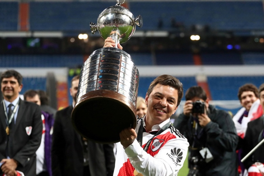 &quot;El muñeco&quot; Gallardo, técnico de River levantando la copa.