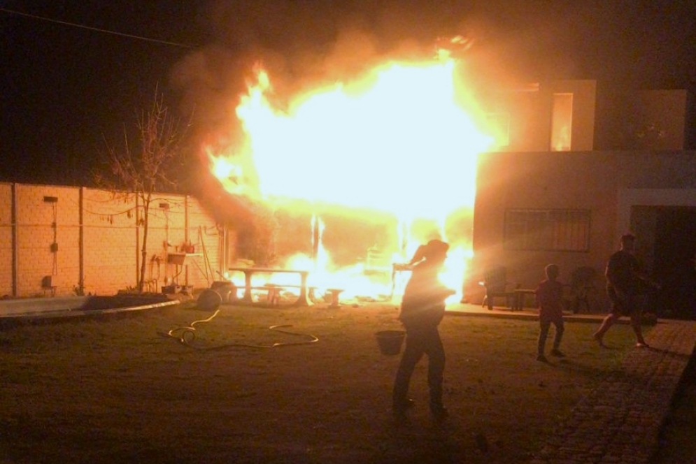El fuego destruyendo el quincho lindero a la casa principal.