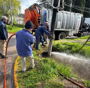 Una cuadrilla mejorando el desague pluvial.