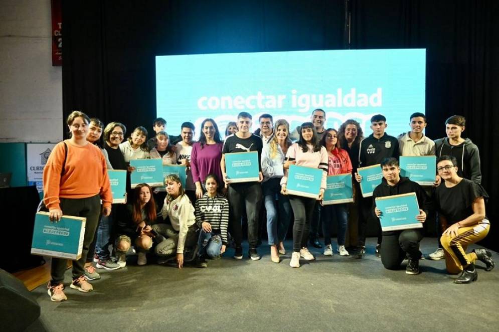 Parte de los jovenes estudiantes que recibieron sus computadoras.