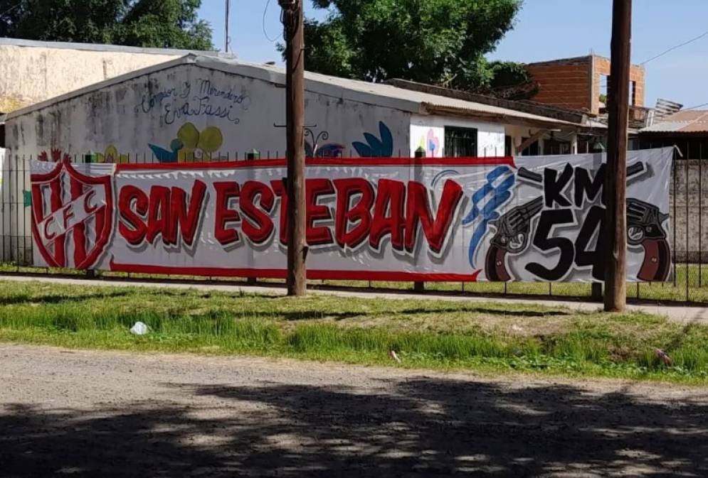 La banda del &quot;Km 54&quot; se adjudicó el trapo que pide la liberación de los Novoa.