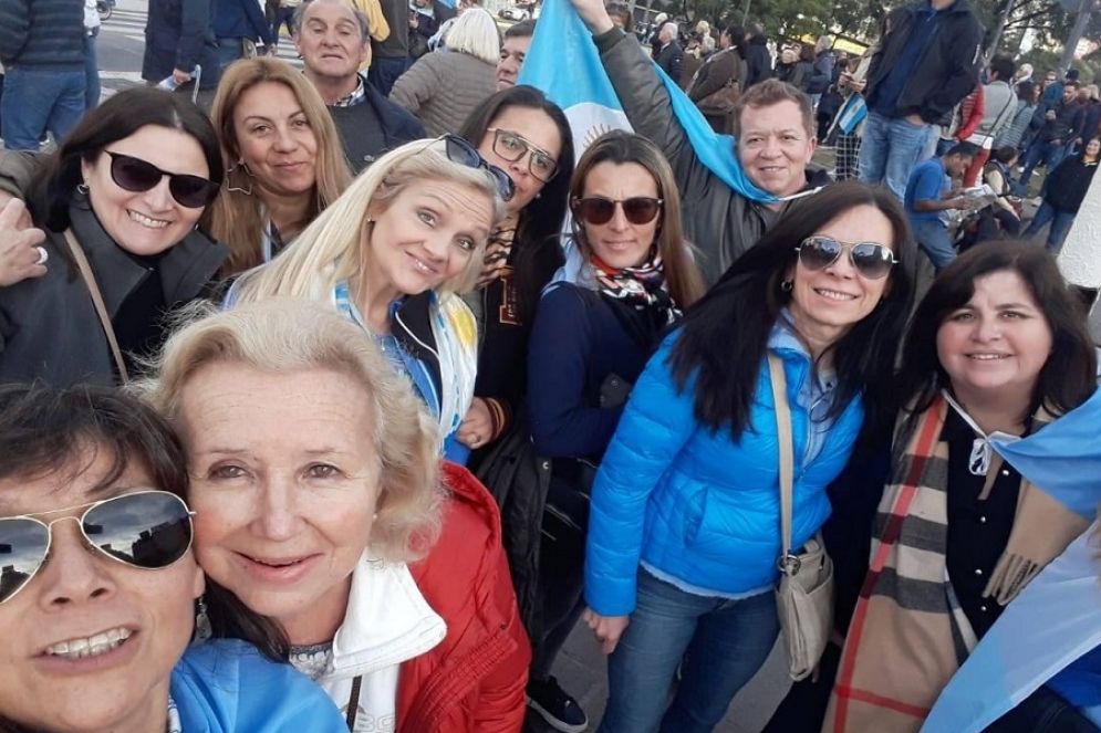 Los dirigentes locales en las inmediaciones de Plaza de Mayo. 