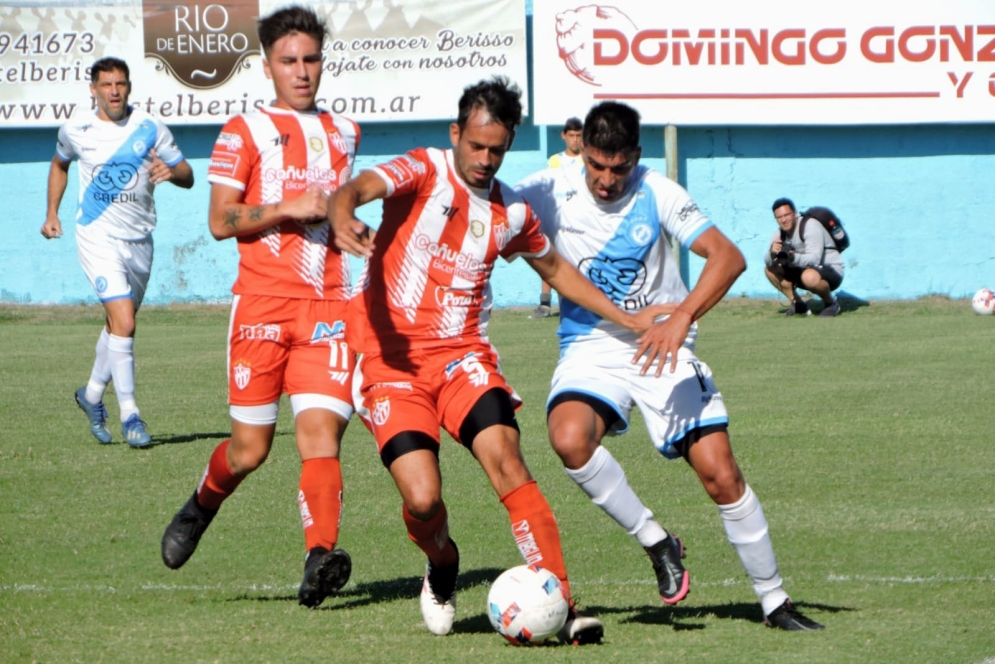 Gabriel López resguardando la bola (Foto: Prensa San Carlos)