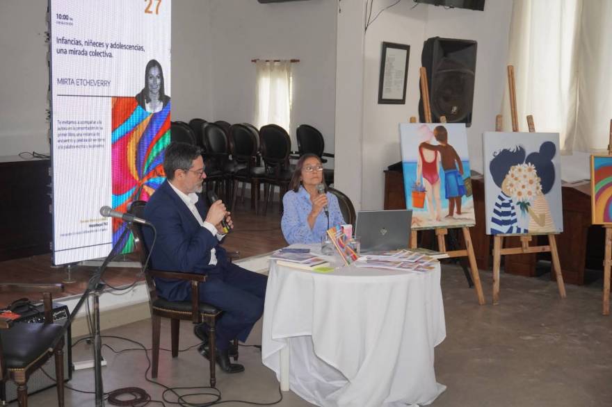 Mirta Etcheverry presentó su primer libro en el Concejo Deliberante