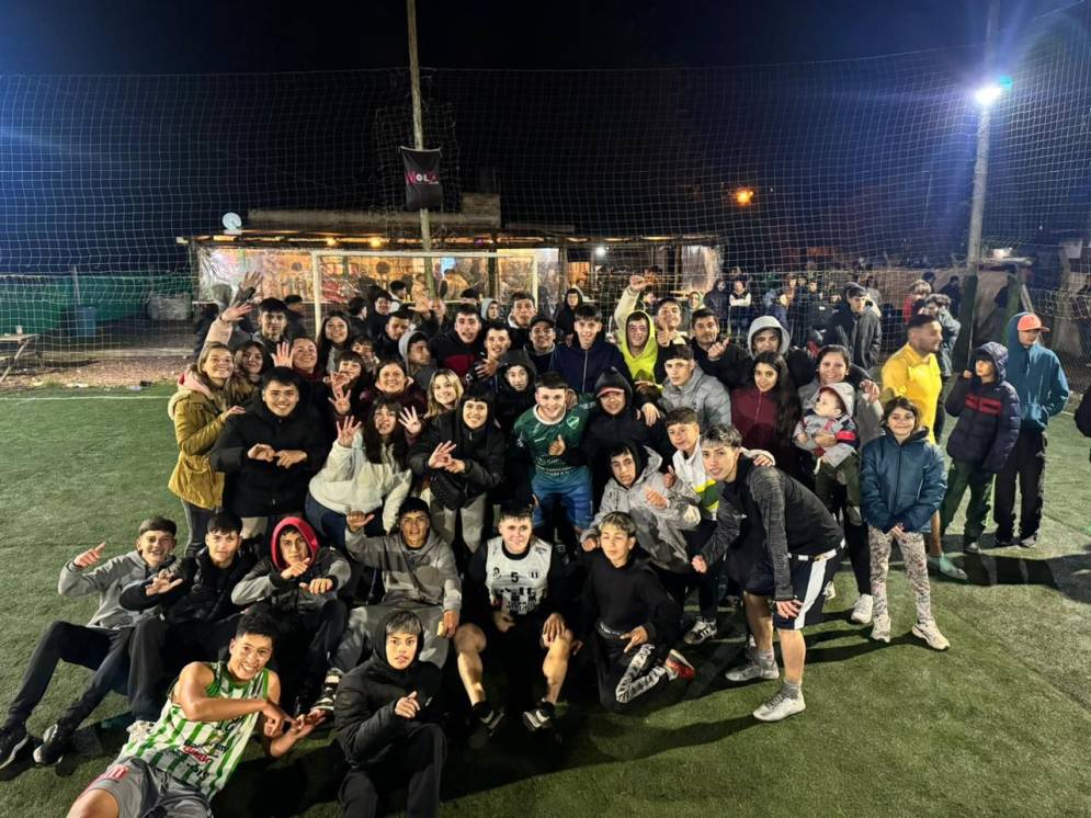 Hubo un muy buen marco de gente. La foto del equipo ganador entre familiares y amigos.