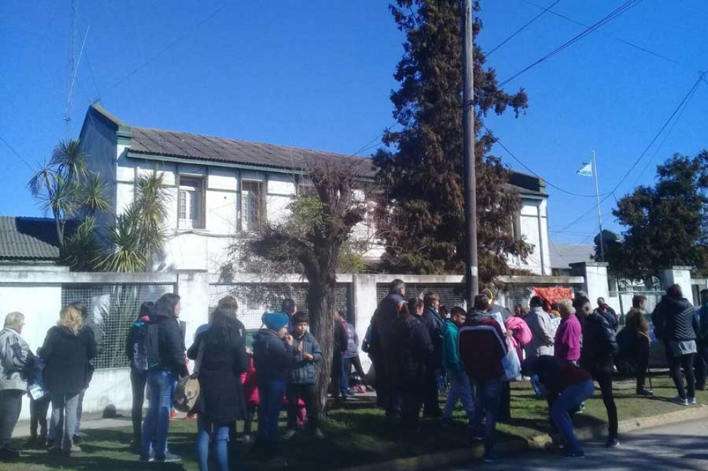 Los vecinos se convocaron en la puerta del nosocomio. 