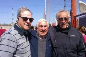 Carlos Penna y Manin Gil junto a Rolando Ponce (derecha), uno de los vitalicios fallecidos que será homenajeado este domingo.