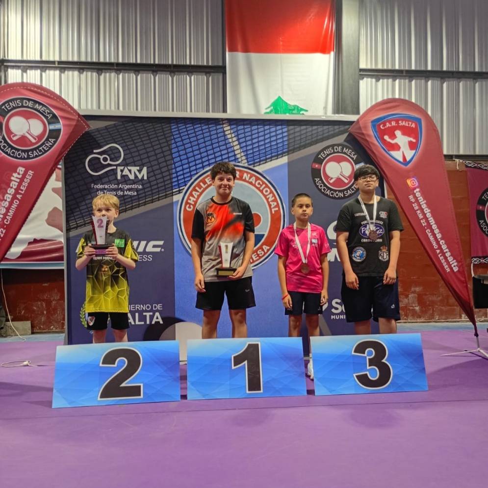 Luca, respaldado por el "1", trofeo en mano.