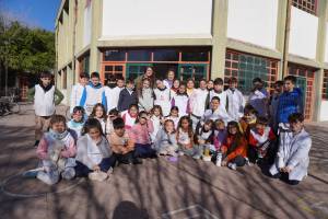 Los alumnitos de 3°, en el patio interno de &quot;la 27&quot;.