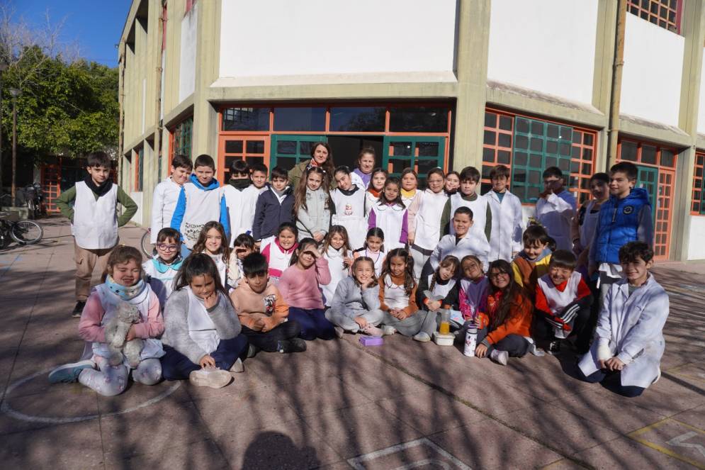 Los alumnitos de 3°, en el patio interno de &quot;la 27&quot;.