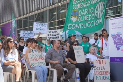 Abrazo simb&oacute;lico en el Hospital Cuenca antes las versiones de privatizaci&oacute;n