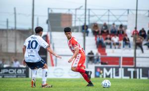 Ríos ante Santiago Sosa,  ex CFC. Ph: @davidnieva95 prensa CFC.