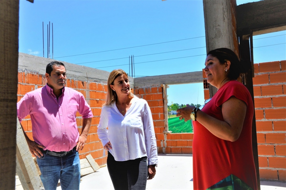 Las autoridades recorriendo la futura institución.