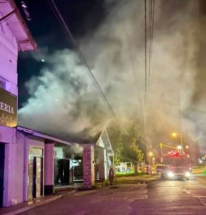 Cinco dotaciones de bomberos combatieron el fuego.
