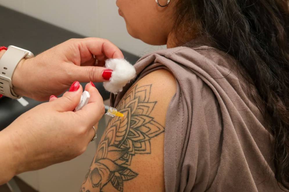 Sugieren que todas las generaciones se vacunen.