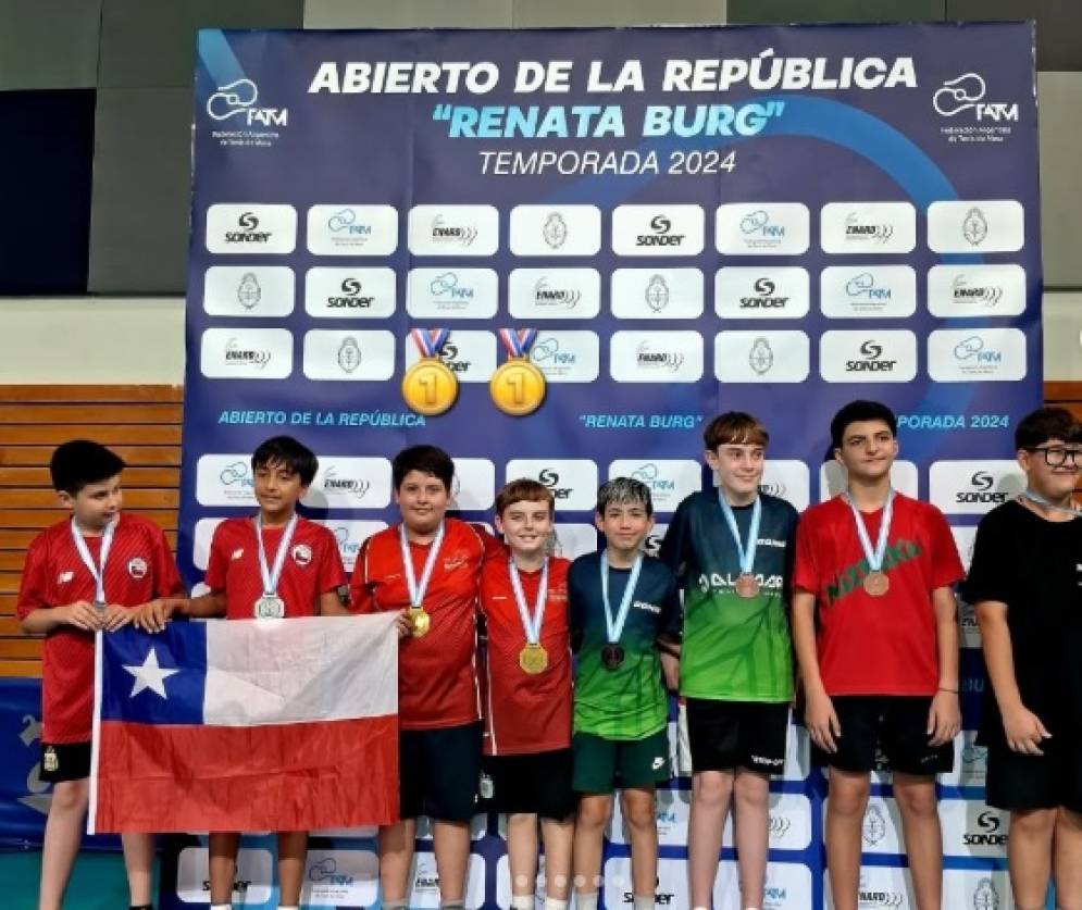 Luca Muller, el tercero desde la izquierda, tras culminar primero en el Abierto de la República.