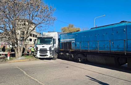Un tren chocó a un camión que quedó detenido sobre las vías