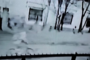 Captura del video que filma al ciclista pasando por la cuadra del homicidio.