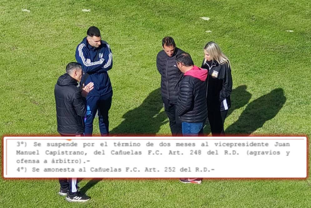 Capistrano, de capucha roja, recibiendo al cuarteto arbitral frente a Sacachispas.