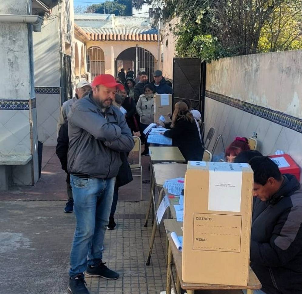 Votantes en la fila de una mesa del Colegio Santa María.