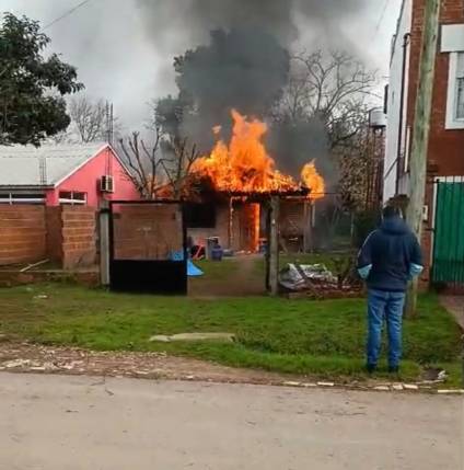 El fuego le destruy&oacute; la casa: Gabriela necesita ayuda para volver a empezar