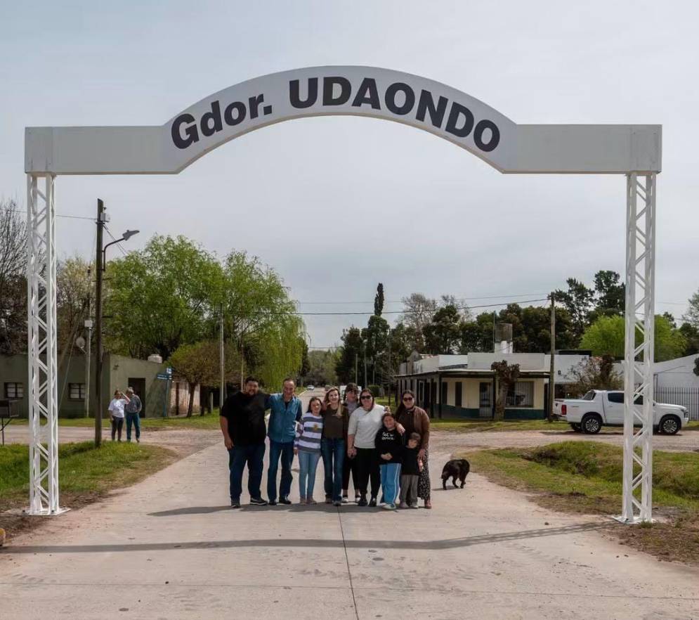 El corte de cintas en los festejos del aniversario de Gobernador Udaondo. 