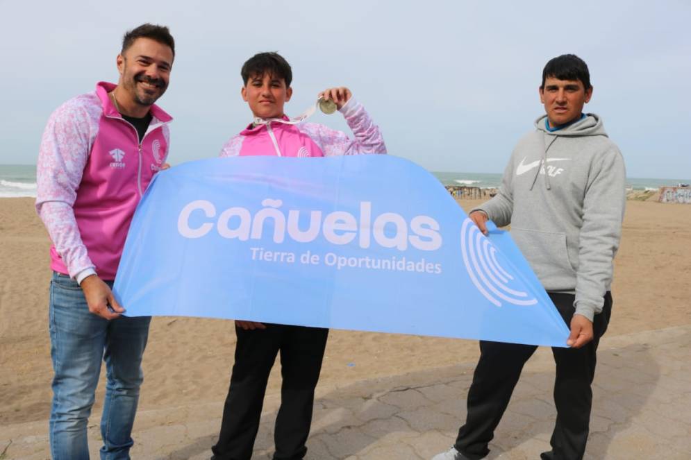 Tomas Castellani, jugador de golf, acompañado por Adrián Monod director de deportes y Aldo Andrade, profe.