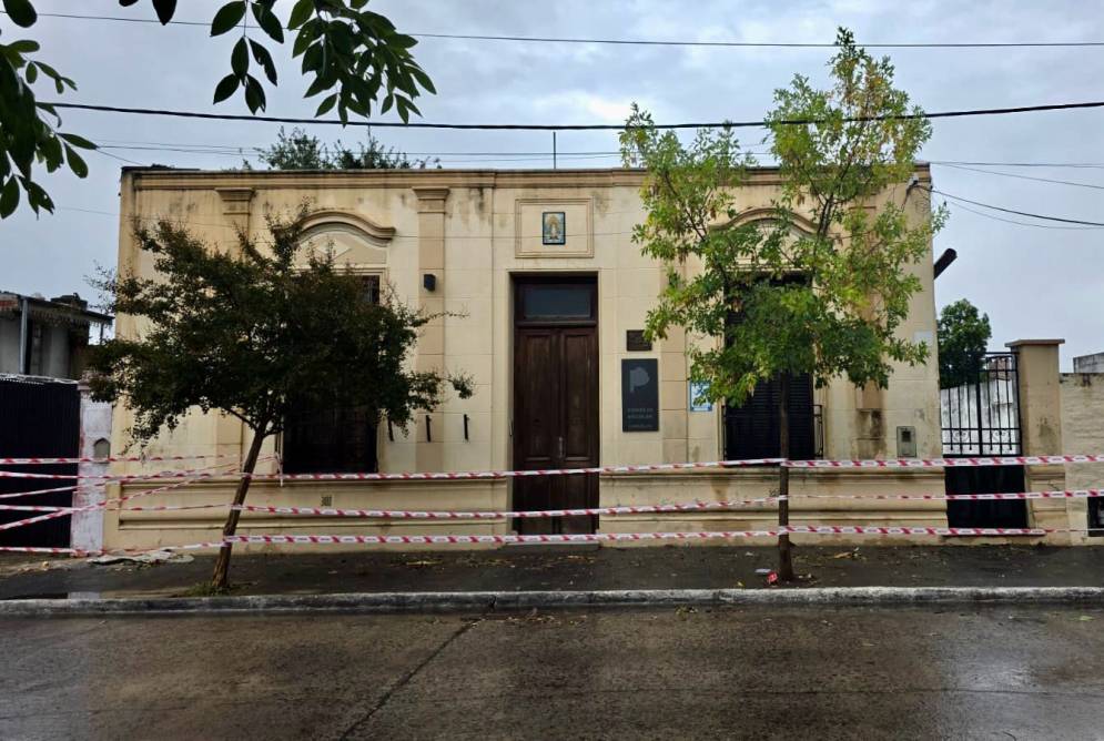 Una chapa de las oficinas se desclav&oacute; del techo. 