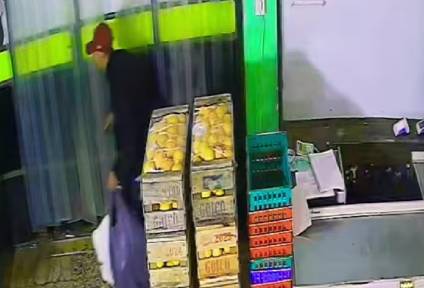 Robo insólito en una verdulería: el ladrón entró tres veces en una hora