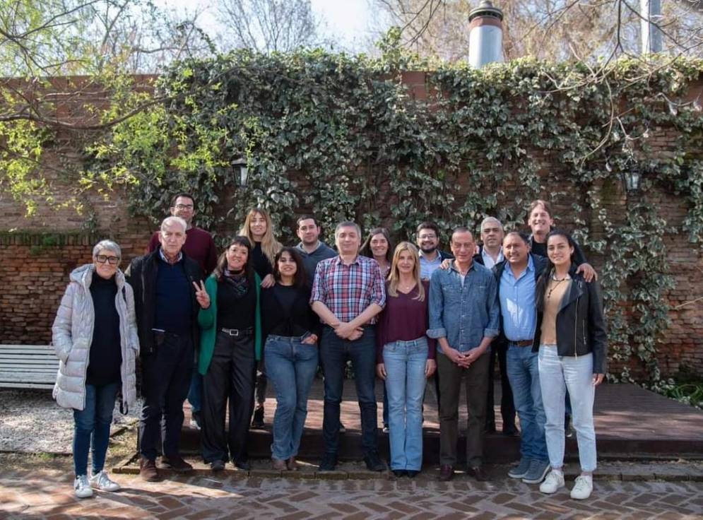 La foto grupal, entre algunas sonrisas y los dedos en &quot;V&quot;.