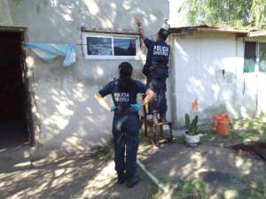 La Policía Científica levantando pruebas del frente. 