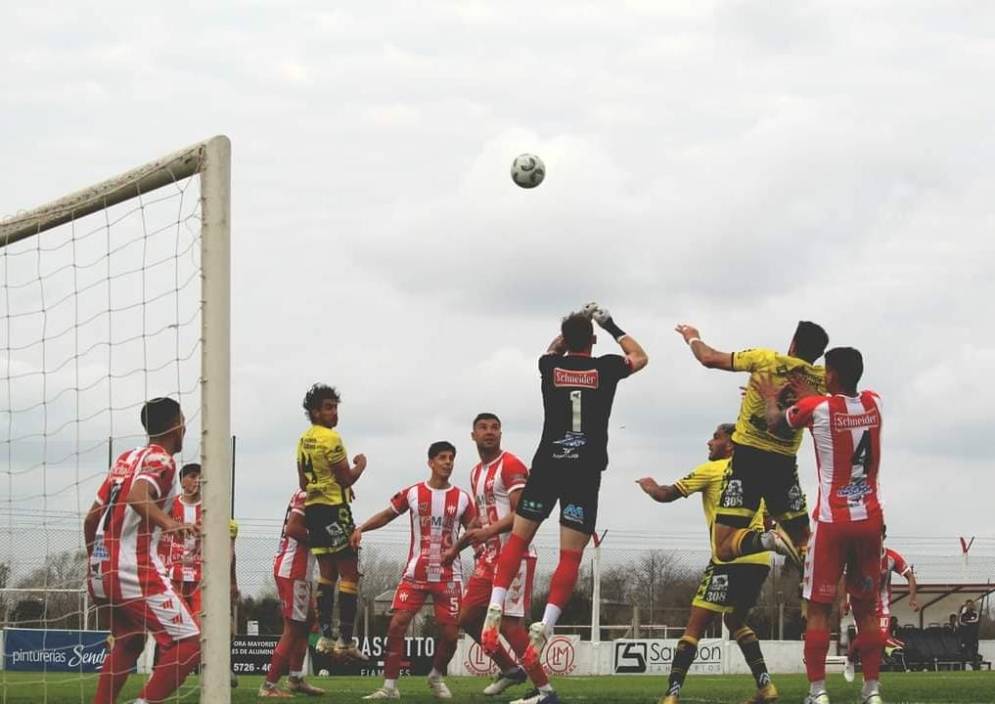 La pelota, mal tratada toda la tarde. Foto: Prensa Flandria.