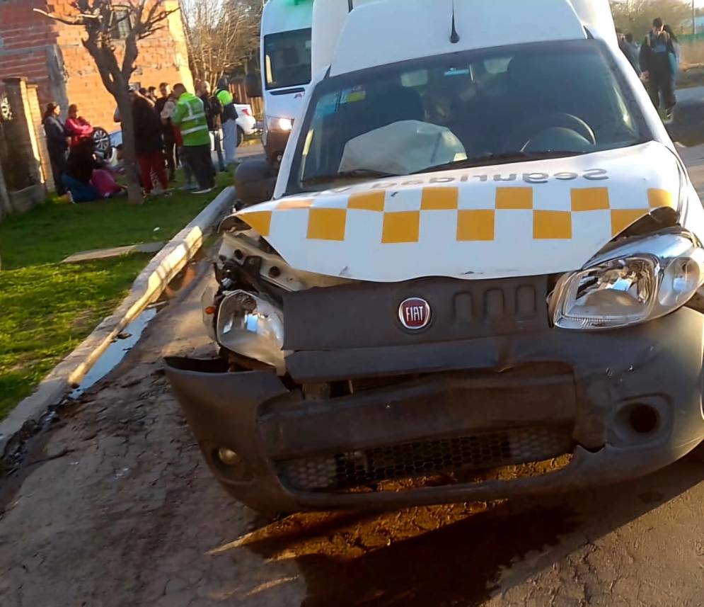 La camioneta de Seguridad Vial embistió al Fox y lo hizo volcar.