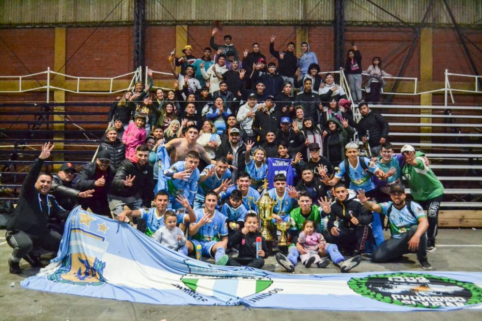 El plantel y la gente que los acompañó en la final.