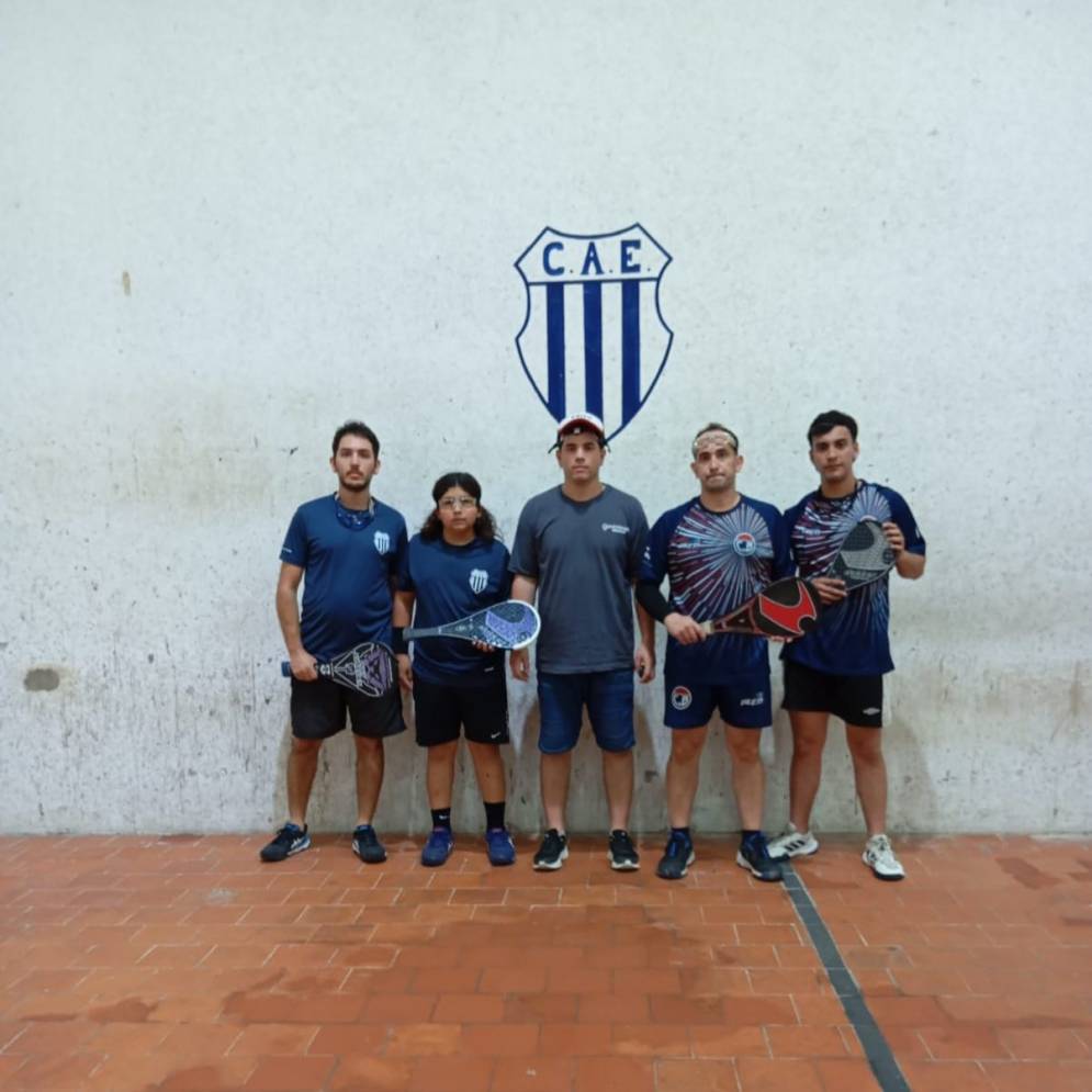 Brian Jaime, el segundo de la fila desde la izquierda, sorprendió en la Tercera de Estudiantes.