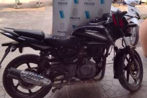 La moto Bajaj recuperada por el Comando de Patrullas.