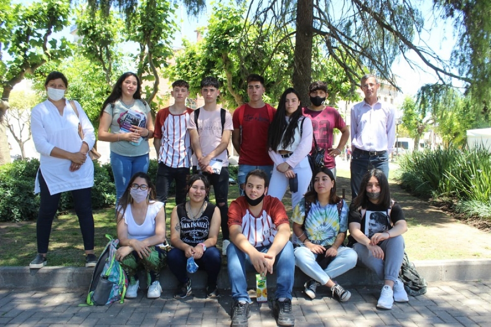 Alumnos de la Escuela Secundaria Nº8 de Uribelarrea.