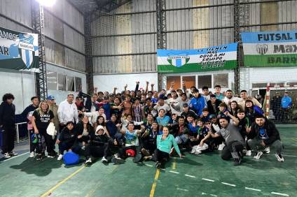 El equipo de Futsal de Máximo Paz festejó con toda su gente.