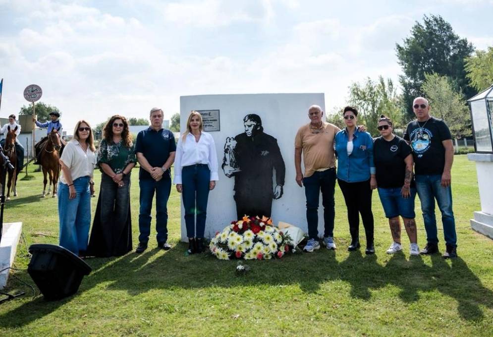 La intendenta, veteranos y vecinos junto a la im&aacute;gen de Luis Mario. 0