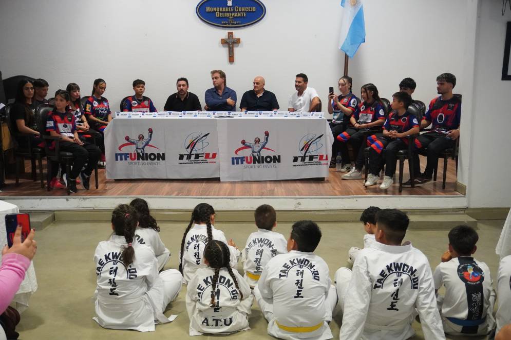 Familiares y vecinos acompañaron la presentación en el Salón Manuel Belgrano.