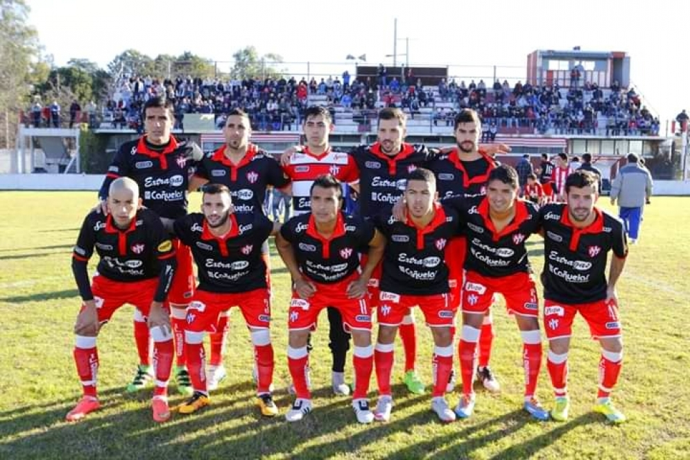 Campodónico (primero de la izquierda parado) en el día de su retiro como futbolista, en la victoria frente a Liniers por 2-1. 