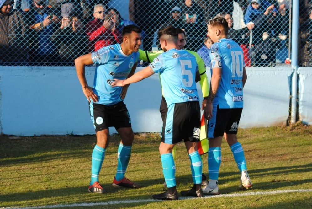 El interminable Javier Velázquez anotó el primero. Ph: prensa CADU.