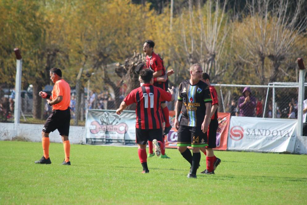 EFIC y toda la bronca. &quot;Patearon una vez y nos convirtieron&quot;, dijo el DT Adrián López.