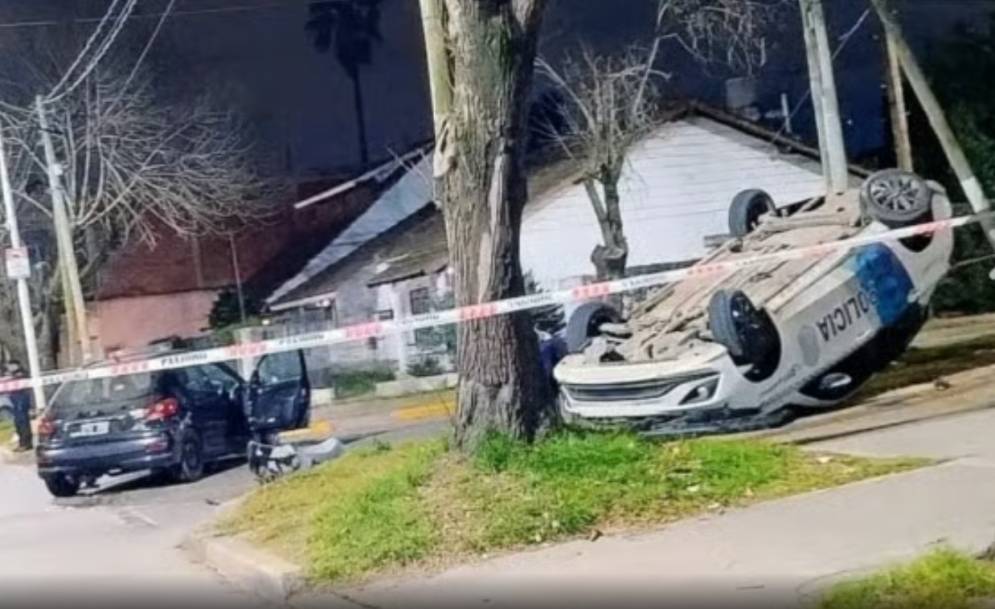 El patrullero quedó volcado sobre la vereda. (FOTO: El Cuatro TV).