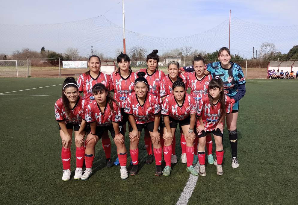 Las chicas posaron, formaron y a los 14 segundos recibieron el primer gol. Foto: Prensa CFC.