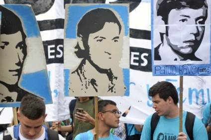 Pintadas y micrófono abierto para recordar a las víctimas de