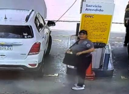 Cargó GNC y se robó una cartera del auto de al lado