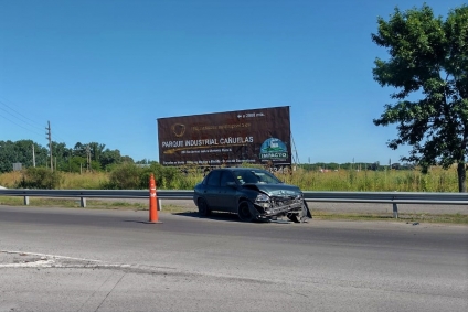 Choque en la bajada de la autopista: un herido