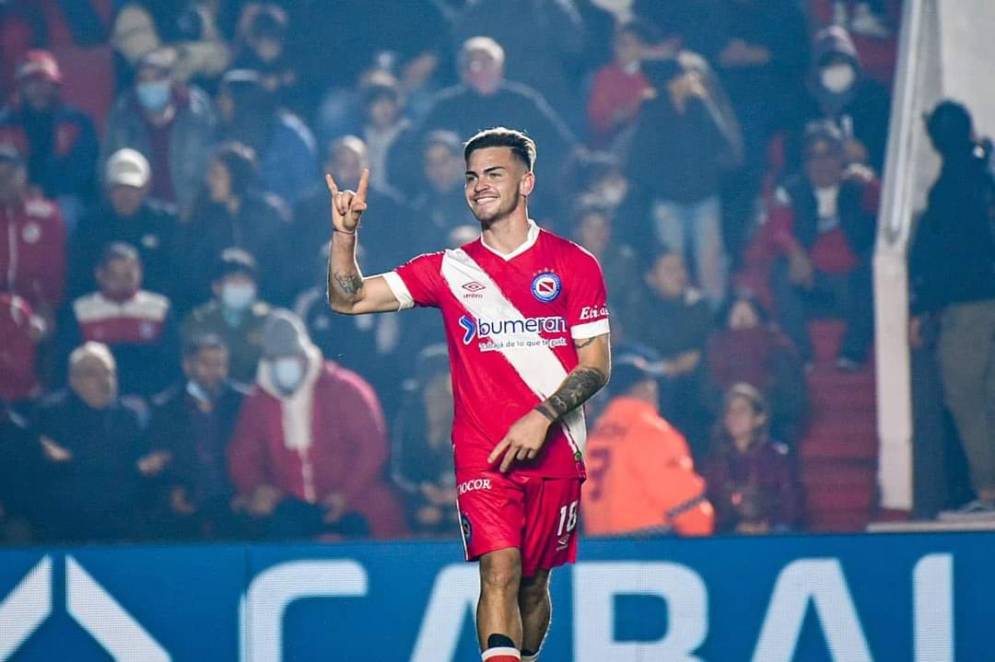 Actualmente en el fútbol griego, pasó por AAAJ ante de llegar a Santiago del Estero.