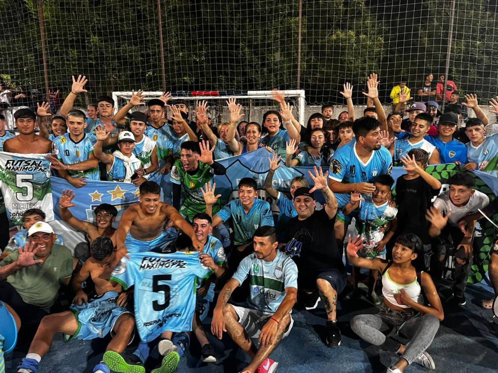 Manos arriba. El poli de Máximo Paz se hizo ancho en los penales y festejó en Ezeiza.